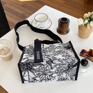 Détail du sac cabas en toile avec imprimé tigre jungle et bandoulière GOODLUCK chic
