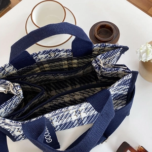 Vue de dessus de l'intérieur du sac cabas en tweed avec compartiments et fermoir aimanté