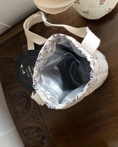 Detail view of the quilted floral bottle bag with silver thermal insulation lining