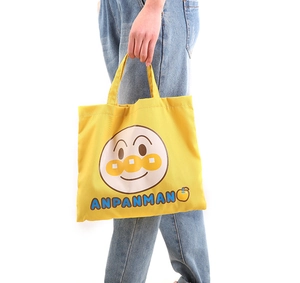 Detail der gelben Anpanman Schreibwarentasche aus Segeltuch mit Griff und Aufdruck