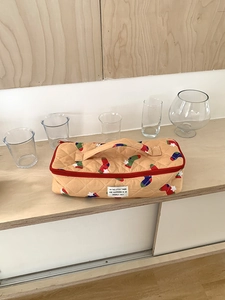 Gesteppte Aufbewahrungstasche mit Weihnachtssocken-Muster und Griff für Haartrockner