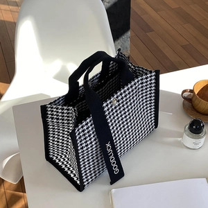 Détail du sac cabas pied-de-poule noir et blanc avec sangle GOODLUCK et fermoir en métal