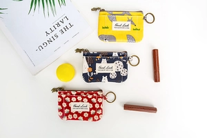 Détails de porte-monnaie en toile à motifs floraux avec fermeture éclair et porte-clés