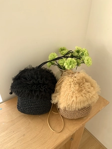 Detailansicht gewebter Beuteltaschen mit Spitzenbesatz in Schwarz und Beige