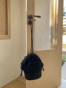 Handgefertigte schwarze Stroh-Beuteltasche mit Tüll-Netzbesatz und Kordelzugband