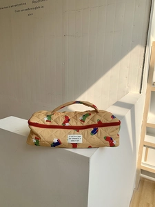Detailansicht der gesteppten Baumwolltasche mit festlichen Weihnachtsstrumpf-Mustern
