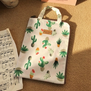 Nahaufnahme eines weißen Canvas-Mäppchens mit Kaktus-Print und braunem Lederpatch