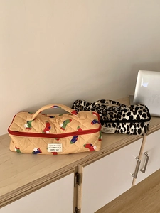 Gesteppte Kosmetiktaschen mit Leoparden- und Sockenprint, Tragegriffen und Reißverschluss