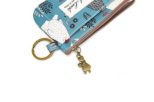 Gros plan du porte-monnaie en toile avec motif coq et breloque de fermeture éclair vintage
