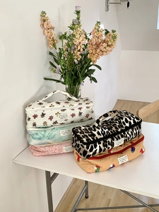 Stapel gesteppter Organizer-Taschen aus Baumwolle mit Blumen- und Leopardenmustern