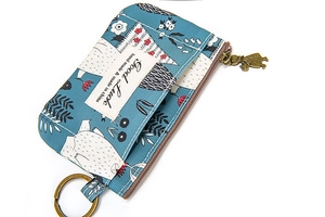 Détail du porte-monnaie en toile avec imprimé coq et fermeture éclair vintage