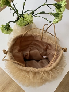 Elegante Tüll-Spitzen Stroh-Eimertasche mit Kordelzug für Damen in Champagner