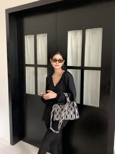 Sac fourre-tout chic à motifs géométriques noirs et blancs au style urbain sophistiqué