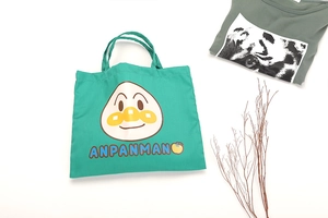 Detailansicht einer grünen Canvas-Tasche mit dem Motiv des Anpanman-Cartoons