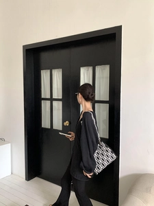 Style moderne minimaliste avec pantalon évasé noir et sac cabas géométrique