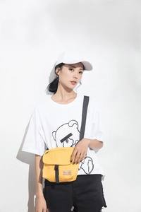 Gelbe Canvas-Umhängetasche mit Good Luck-Aufnäher und verstellbarem Nylon-Schultergurt