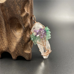 Pendentif arbre de vie fait main avec cristal de roche et fil de cuivre enroulé