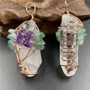 Pendentif Arbre de Vie en cristal blanc naturel enroulé de fil de cuivre sur fond sombre