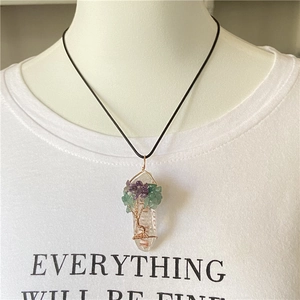 Collier Arbre de Vie avec pendentif en cristal clair et fil métallique enroulé