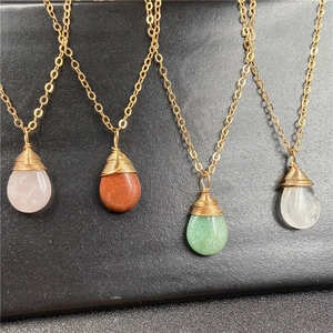 Collares de cuarzo rosa y aventurina en forma de gota con alambre dorado envuelto