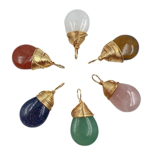 Set de 6 colgantes de cristal natural en forma de gota envueltos en hilo dorado