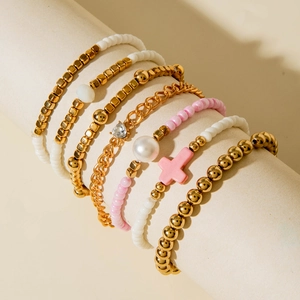 Set di 7 bracciali a strati con perline dorate, ciondolo a croce rosa e perle donna