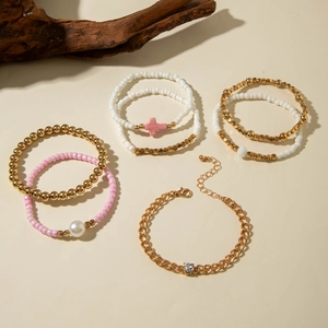 Set di braccialetti boho con croce rosa, perle e ciondolo a cuore dorato