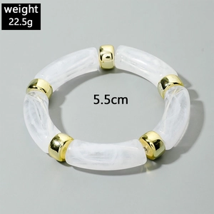 Detail view of acrylic tube bracelet with 5.5cm inner diameter and 22.5g weight info
