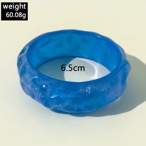 Detailed view of blue resin chunky bracelet weighing 60.08g with 6.5cm inner diameter
