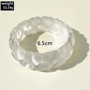 Détail du bracelet en résine blanche translucide avec texture cœur, poids 53,29g et taille 6,5cm