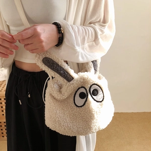 Süßes weißes Plüsch-Federmäppchen mit großen Augen und grauen Ohren am Modell