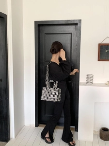 Détail du sac cabas en toile à motif géométrique noir et blanc avec large bandoulière