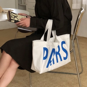Detailansicht einer großen weißen Canvas-Tasche mit blauer PARS-Aufschrift für den Alltag