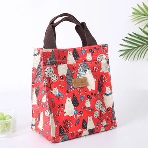 Detail der roten Lunchtasche mit Polarbär-Muster und robusten Griffen für unterwegs