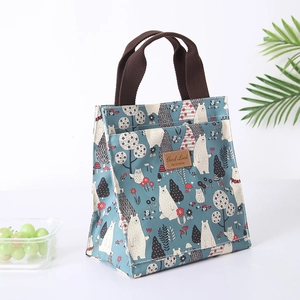 Detailaufnahme der Lunchtasche mit Waldtier-Print, Tragegriffen und Lederaufnäher