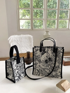 Détail de sacs cabas en toile avec motif toile de jouy noir et blanc en deux tailles