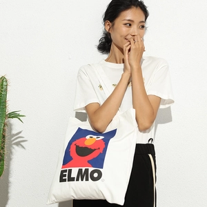 Detailansicht der weißen Canvas-Tasche mit großem rotem Elmo-Grafik und Schriftzug