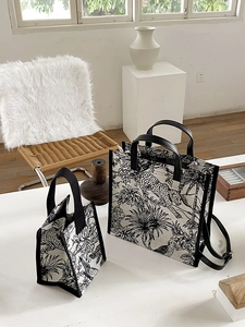 Détail de sacs fourre-tout en toile imprimée avec motifs de léopard et de palmier