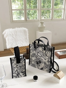 Détail du grand sac cabas et mini sac sceau en toile avec imprimé léopard noir et blanc