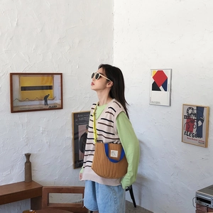 Sac bandoulière en toile matelassée marron avec anses bleues et sangle jaune