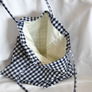 Detail der Innenseite einer süßen schwarz-weiß karierten Federtasche mit gelbem Futter