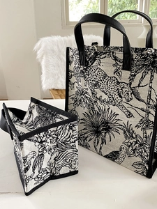 Détail de l'ensemble sac cabas en jacquard motif forêt animale avec pochette assortie