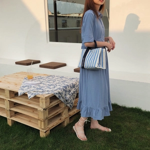 Détail du sac fourre-tout en toile à rayures bleues et blanches avec sangle Goodluck