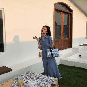 Sac fourre-tout en toile à rayures bleues et blanches avec bandoulière Goodluck et robe