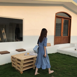 Robe midi bleue à manches courtes avec ourlet à volants et détail de taille nouée