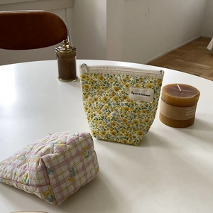 Trousse à maquillage matelassée en coton avec fleurs jaunes et motifs à carreaux roses