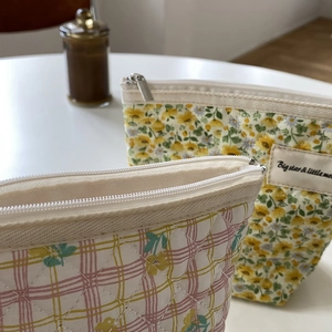 Trousses à maquillage matelassées à fleurs avec surpiqûres en losange et fermeture éclair