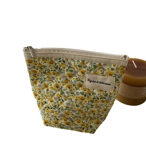 Trousse de maquillage matelassée à fleurs avec étiquette tissée Big Star