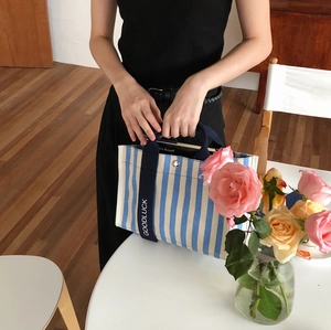 Gros plan du sac cabas en toile à rayures bleues avec poignée Goodluck