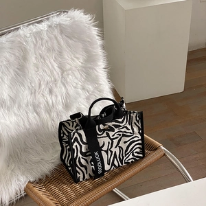 Détail du sac cabas en toile zébrée avec bandoulière tissée imprimée Goodluck